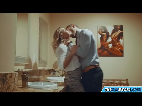 ❤️ Büyük memeli bir sarışın seni umumi tuvalette baştan çıkardığında Porno tr.tusar.top ❤